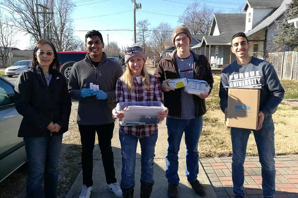 Group of students volunteering.