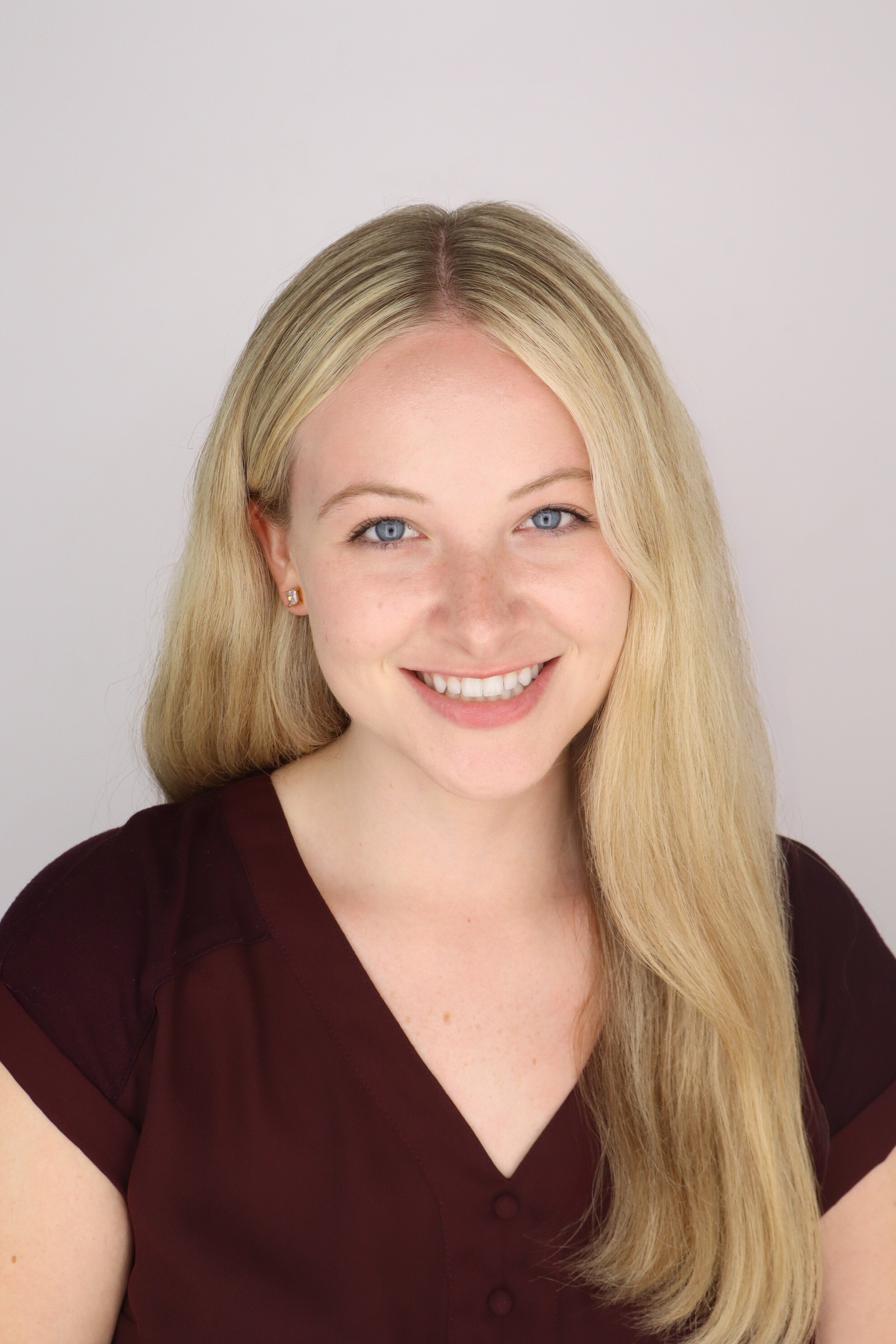 Lindsey Dewaelsche headshot photo